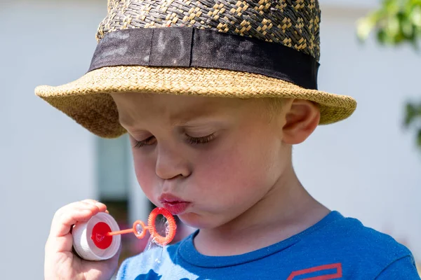 Niño Pequeño Sopla Burbujas —  Fotos de Stock