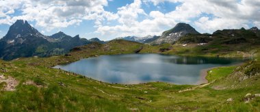 Fransız Pirenesi dağlarında bir Pic du Midi Ossau