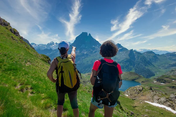 Två Vandrarkvinnor Pic Midi Ossaus Väg Franska Pyrenéerna — Stockfoto