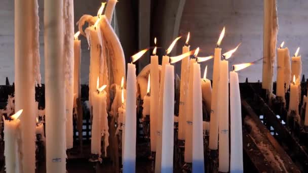 フランスのルルドにあるマリアン神社のろうそく — ストック動画