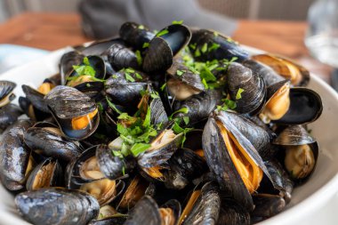 Bir tabak kızarmış midye.