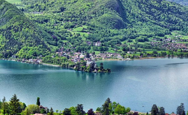 Una Vista Del Lago Annecy Los Alpes Franceses Con Pueblo — Foto de Stock