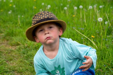 Doğada üç yaşında küçük bir çocuk.