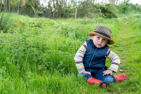 自然の中で3歳の子供が — ストック写真