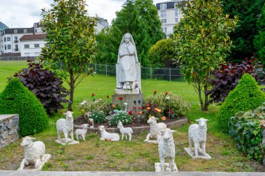 Lourdes 'li Bernadette Heykeli