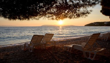 Sahilde gün batımı