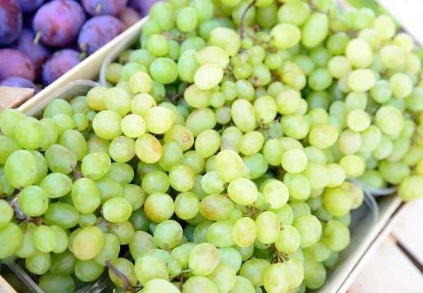 Cajón de uvas blancas en el mercado — Foto de Stock