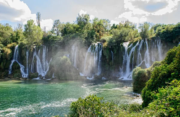 Queda de água bela cascata — Fotografia de Stock