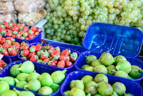 Figo e morangos no mercado — Fotografia de Stock