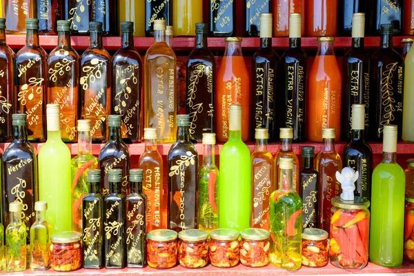 Flessen van olijfolie en hete pepers — Stockfoto