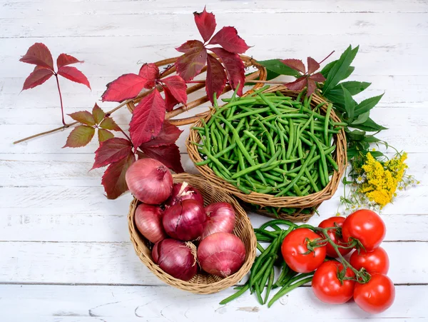 Basket of green beans whit tomatoes — Stock Photo, Image