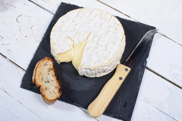 Queijo de camembert em uma ardósia de chapa — Fotografia de Stock