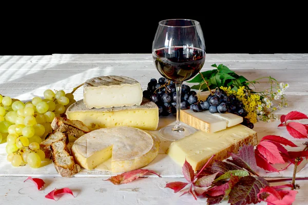 Francuski ser talerz z wina i winogron — Zdjęcie stockowe