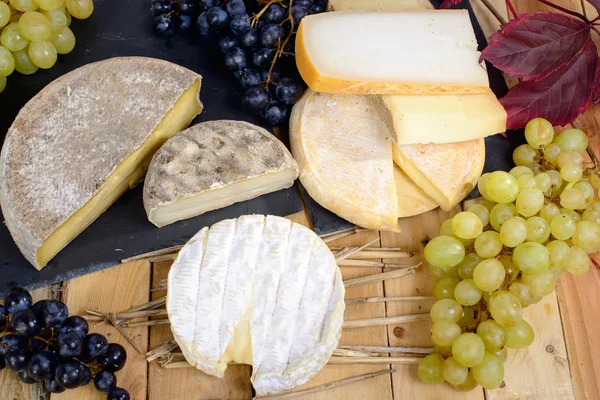 Fromages français au raisin blanc et noir — Photo