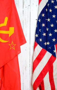 Amerikan ve Sovyet bayrağını bir duvar