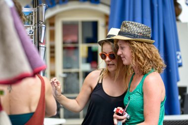 Üç genç kadın alışverişe gitmek