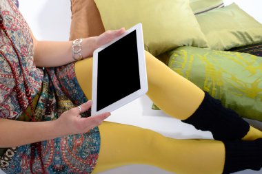 genç bir kadının ayak üzerinde dijital tablet