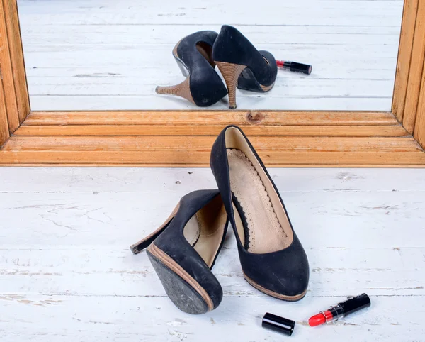 Paren van leuke schoenen komt tot uiting in een spiegel — Stockfoto