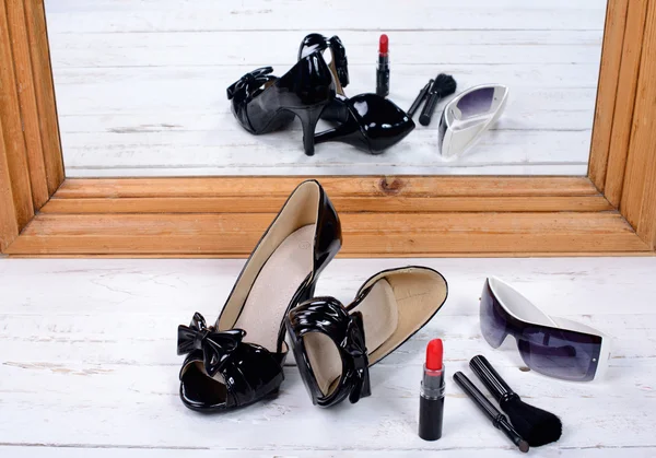 A tükör előtt elhelyezett fekete sarkú cipő — Stock Fotó