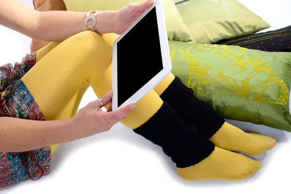 Tablette numérique sur les jambes d'une jeune femme — Photo