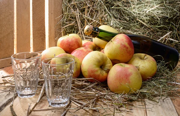 Botella de sidra con algunas manzanas y paja — Foto de Stock