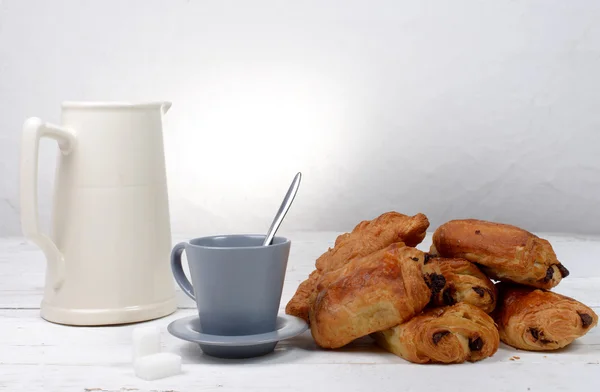 Croissant al cioccolato su un tavolo bianco — Foto Stock