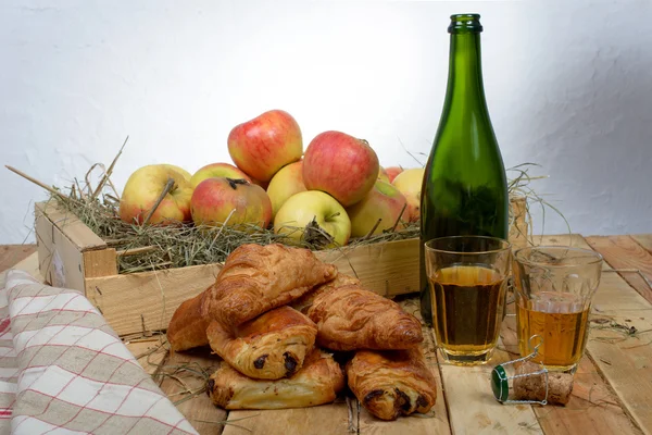 Cruasanes y dolores au chocolat con una caja de manzanas —  Fotos de Stock