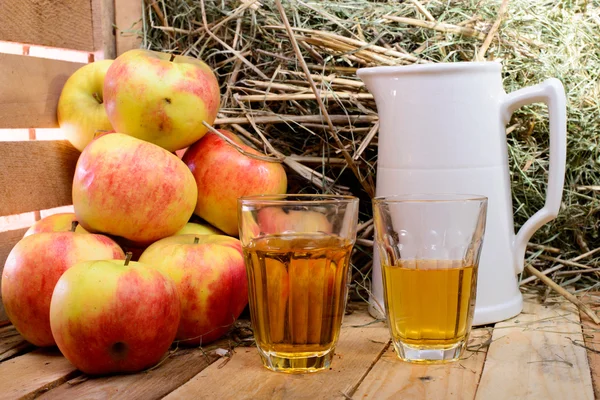 Due bicchieri di sidro con alcune mele — Foto Stock