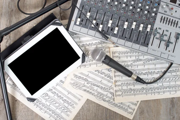 Tablet digital colocado em um mixer de áudio — Fotografia de Stock