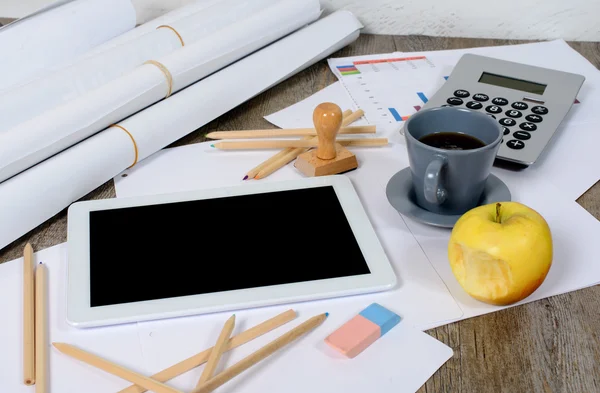 Digital tablet med en kaffe och ett äpple på skrivbordet — Stockfoto