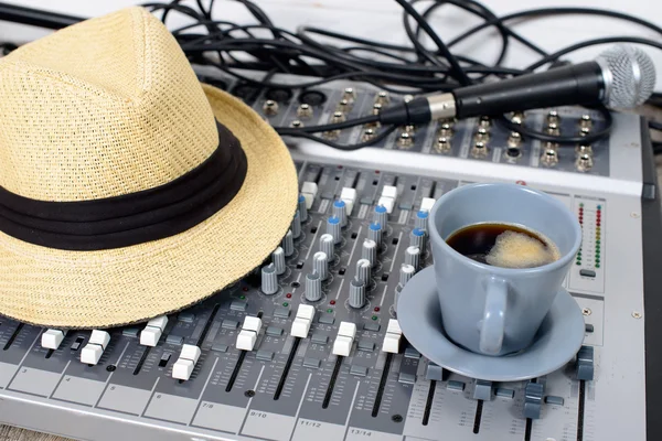 Kopje koffie op een tabel geluid versterking — Stockfoto