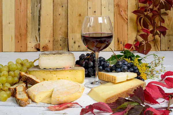 Different Savoie cheeses with a glass of red wine — Zdjęcie stockowe