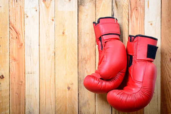 Par de luvas de boxe vermelho pendurado na parede — Fotografia de Stock