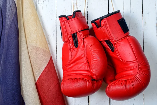 Guanti da boxe rossi con bandiera francese — Foto Stock