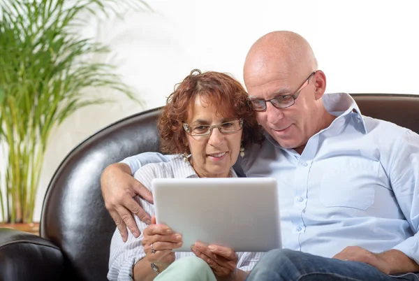 A senior couple watching a digital tablet — Stock Photo, Image