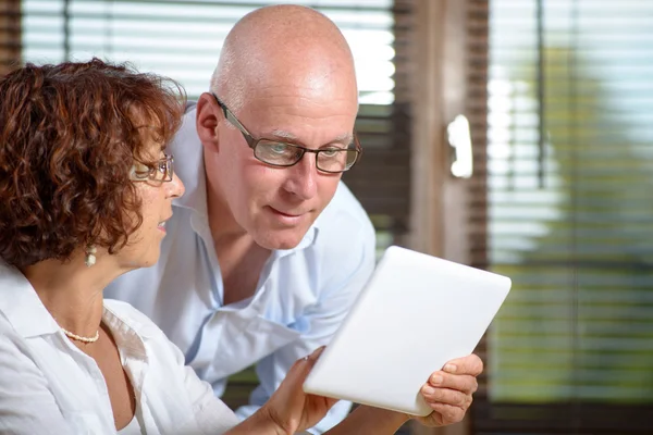 Una pareja mayor viendo una tableta digital —  Fotos de Stock