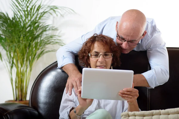 Una pareja mayor viendo una tableta digital —  Fotos de Stock