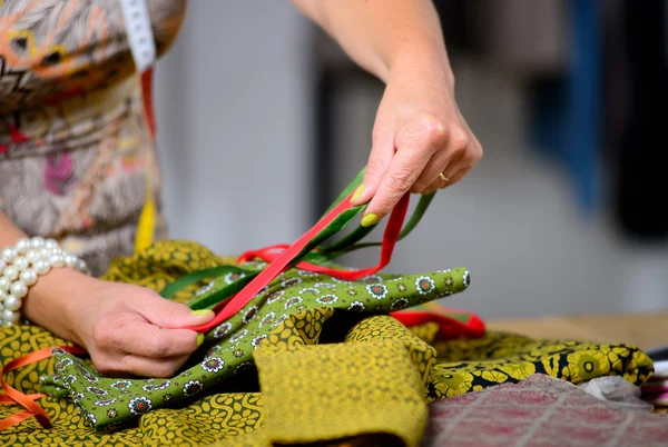 Gros plan des mains d'une couturière — Photo