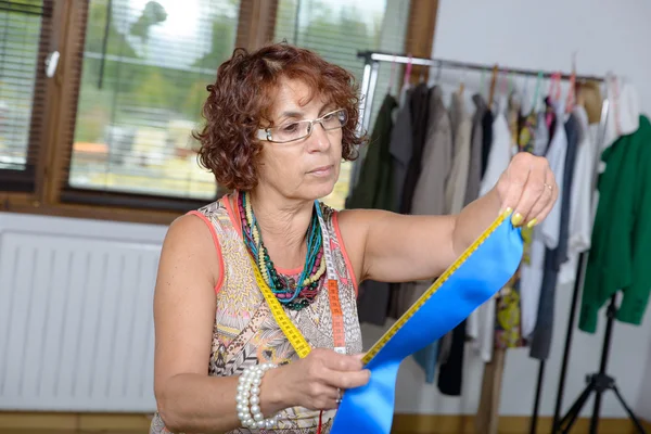 Costureira de meia-idade trabalhando em sua oficina — Fotografia de Stock