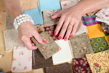 Kadının el dikiş patchwork yakın çekim