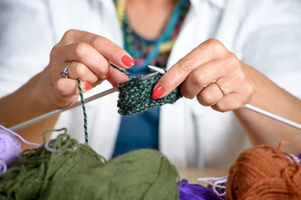 Close up of the hands of a woman who knits — Stock Photo, Image