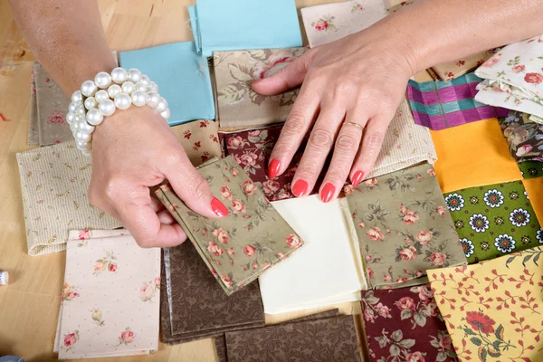 Kadının el dikiş patchwork yakın çekim