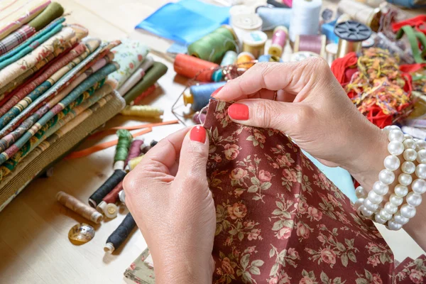 Close up of woman's hand sewing patchwork — Stock Photo, Image
