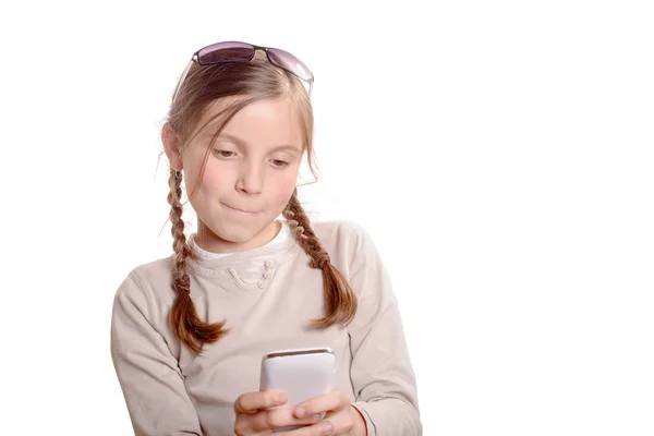 Uma jovem brincando com um telefone celular — Fotografia de Stock