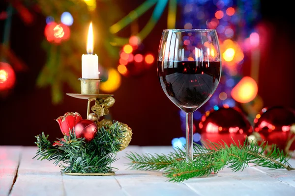 Copo de vinho tinto com decoração de Natal — Fotografia de Stock