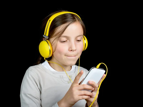 A beautiful young girl listening to music with a walkman — Stock Photo, Image