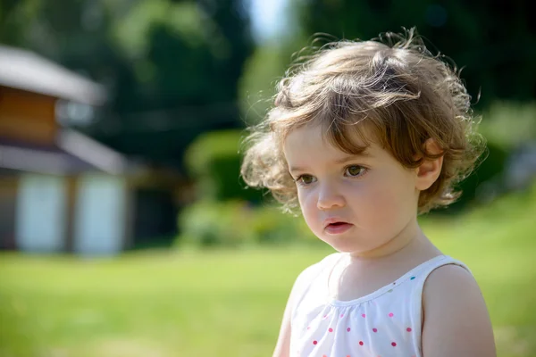 Közel egy csinos kislány a kertben — Stock Fotó
