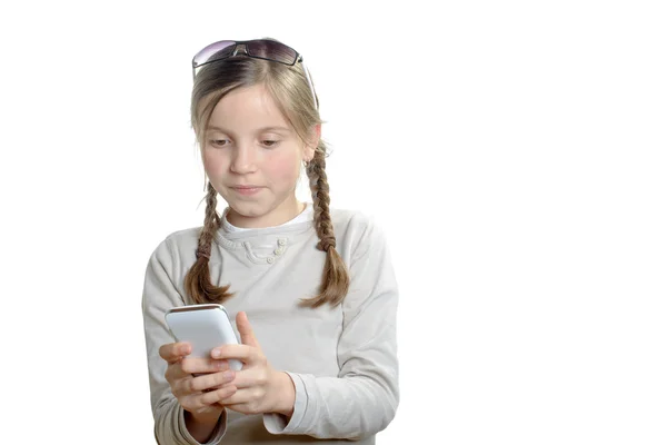 Uma jovem brincando com um telefone celular — Fotografia de Stock