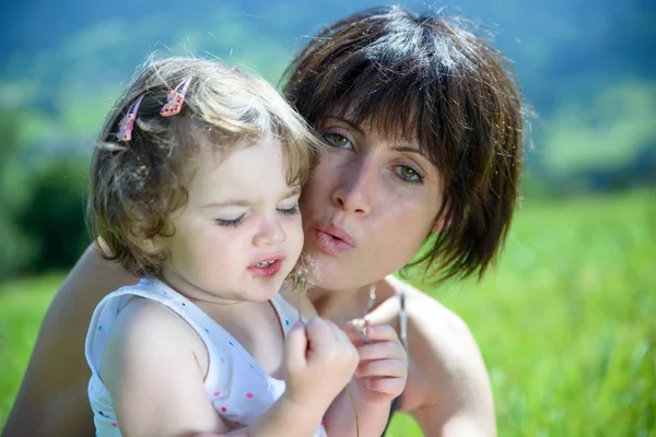 Eine schöne Mutter ist eine Umarmung für ihre Tochter — Stockfoto
