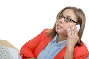 Genç ve güzel bir sekreter cep telefonunu ofisinde kullanır.